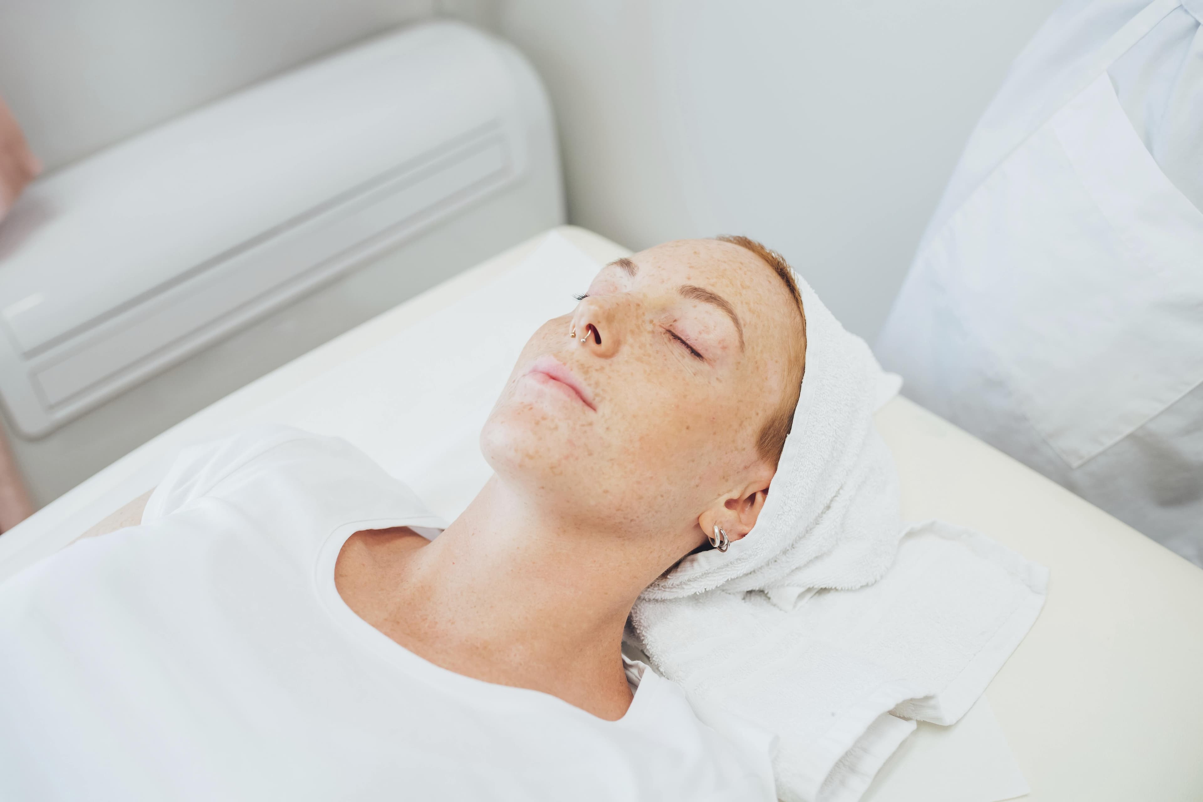 Pacientka při combo aplikaci mikrojehličkové radiofrekvence